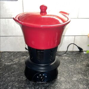 Ceramic Hamilton Beach Red Electric Fondue Set   Looks to be new without box.